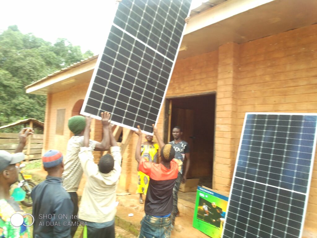 Eclairage-dun-foyer-communautaire-grace-au-soutien-du-GEF-SGP-PNUD-
